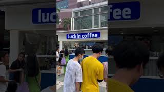 Luckin Coffee China’s Version of Starbucks Opens in Singapore [upl. by Pelligrini]