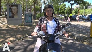 Rietje 80 voor het eerst de weg op met opgevoerde snorscooter [upl. by Nilrah]