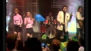 The Maisonettes  Heartache Avenue TOTP 1982 [upl. by Sair]