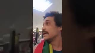 Vídeo mostra Moro sendo cobrado por manifestante sobre caso Queiroz em supermercado [upl. by Hancock]