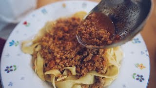 Ragù alla Bolognese  La ricetta originale italiana di Cucina Geek [upl. by Ajdan567]