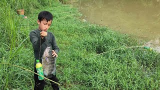 fishing techniques an orphan boy khai uses earthworms as bait to catch carp and tilapia to sell [upl. by Dorcia]