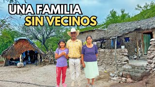 UNA FAMILILA VIVE EN LA NADA ENTRE LAS MONTAÑAS [upl. by Ocirema]