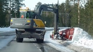 Volvo EW160 cut snowbanks with a snowplow EW160 Karmskär  siktröjer [upl. by Sitoiyanap682]