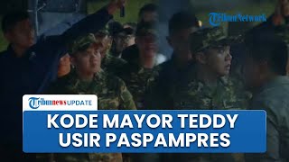 Mayor Teddy Usir Paspampres Berbadan Tegap yang Payungi Presiden Prabowo di Parade Senja Akmil [upl. by Nnaillek]