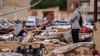 Alluvione in Spagna continuano gli sforzi dei valenciani per ripulire la città [upl. by Icyaj]