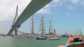 CádizGran Regata 2016 El Buque Escuela mexicano Cuauhtémoc por debajo del puente [upl. by Forsta932]