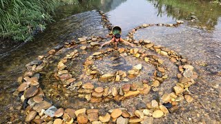 spiral fish trap Skill of stacking rocks to make fish traps boy Khai traps stream fish to sell [upl. by Ynez]