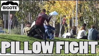 Pelea de almohadas broma de cámara oculta  Pillow fight prank [upl. by Fredelia182]