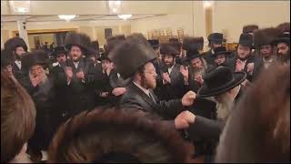 Satmar Rebbe R Zalman Leib Dances At The Wedding Of His Personal Attendant For 25 Years [upl. by Naffets]