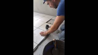 Como instalar piso cerámico para principiantes  how to install ceramic floor on uneven surface [upl. by Yvan]