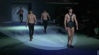 Défilé Emporio Armani Homme à Milan [upl. by Nwahser]