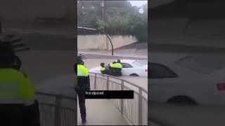 Los Mossos rescatan a un hombre atrapado en su coche en Barcelonal [upl. by Vardon]