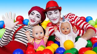 Clownsvideo  Wessen Baby Born Puppe ist schöner  Lustiges Kindervideo [upl. by Inus]