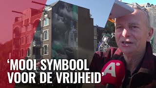 Nieuwe grote muurschildering zoenende mannen op Vijzelgracht [upl. by Eirbua]