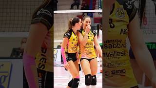 GUARDA FINO ALLA FINE 🚨Che azione ❤️‍🔥 pallavolo pallavolofemminile volleyball [upl. by Akkina895]