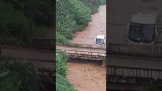 Ônibus da 1001 é levado pelas águas do rio em PetrópolisRJ [upl. by Otxilac]