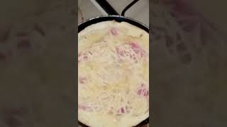 Comment cuire une omelette fourrée avec jambon et fromage facilement 3 ingrédients petitbudget [upl. by Gelman]