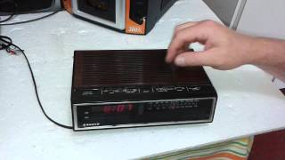 RADIO RELOGIO SANYO ANTIGO A VENDA [upl. by Valonia841]