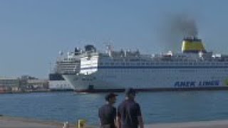 Ferry with Syrian refugees arrives in Piraeus [upl. by Anaiviv]