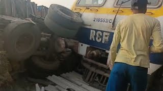 Jhajha  Asansol Passenger ट्रेन 🚆 पटरी से उतरा ट्रक से हुई जोरदार टक्कर [upl. by Erdeid269]