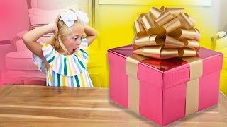 EVERLEIGH OPENS AND UNBOXES GIANT MYSTERY SURPRISE PRESENT [upl. by Cela]