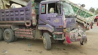 Hino Truck Engine Oil Chage  Pakistani Trailer Mechanic Changing Engine Oil [upl. by Moor76]