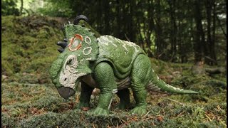 Jurassic World Sinoceratops Pachyrhinosaurus Roarivores [upl. by Oramlub]