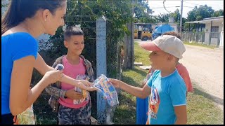 Regalo bolsas con útiles escolares a niños por la calleNo sé esperaban esto 😱 cubanos cuba [upl. by Siul53]