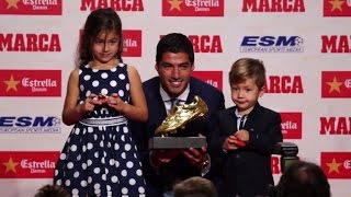 Goldener Schuh Suarez bekommt Trophäe von seinen Kindern [upl. by Lennaj44]