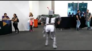 CCXP 2017 Cosplay Solaire Dark Souls Take On Me [upl. by Aiela]