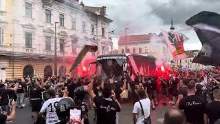 Nebunie înainte de CFR  quotUquot Cluj Fanii lui quotUquot au oprit autocarul echipei în drumul spre stadion [upl. by Nahtanoy117]