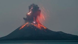 1883te Endonezya’da 36 bin kişinin ölümüne sebep olan Krakatoa Yanardağı dün gece yeniden patladı [upl. by Atneuqal]