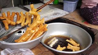 របៀបធ្វើនំចាខ្វៃHow to make chinese Fried BreadsticksKhmer cha Khvai for breakfast in Phnom Penh [upl. by Mikal]