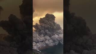 Massive pyroclastic flow at Stromboli volcano in Italy creates a tsunami [upl. by Sifan]