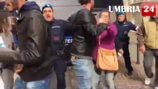 Omicidio Raggi lassassino aggredito fuori dal tribunale dopo la condanna a 30 anni [upl. by Eniffit112]