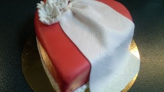 كيفية تزيين طارطة عيد الميلاد بعجينة السكر Décoration de tarte en pate a sucre [upl. by Sinegra]