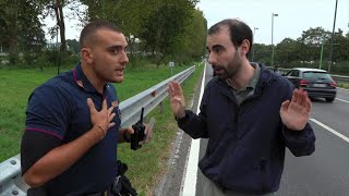 Il dialogo tra un attivista del clima e un poliziotto durante il blocco stradale a Milano [upl. by Nalyk]