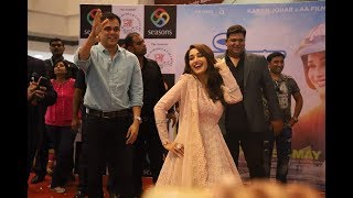 Madhuri Dixit at season mall pune interact with people [upl. by Anoet]