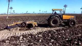 Valtra 1280R 126cv abrindo saibro com grade Baldan 52x22quotx175mm [upl. by Pardner167]