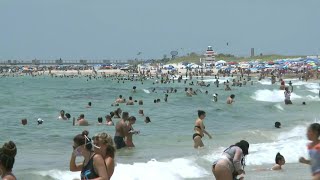 Plage bondée à Miami Beach malgré la flambée de cas de Covid19  AFP Images [upl. by Enialehs]