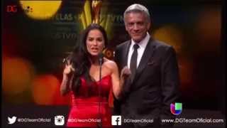 2015  Premios TVyNOVELAS  Danna entrega el premio de conductor revelación a Jomari [upl. by Chery189]