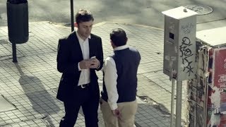 Les yeux rivés sur son smartphone il percute des gens dans la rue [upl. by Daven314]