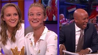 Een daverende verrassing voor de Oranje leeuwinnen  RTL LATE NIGHT [upl. by Otrebilif]