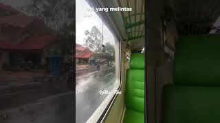 Kereta ini berjalan di Jalan Raya keretaapi solo trending [upl. by Eiltan]