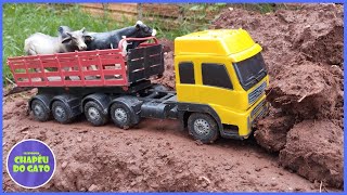 Fazendinha de Brinquedo O Caminhão Ficou Preso Vamos Tocar as Vacas a Cavalo pela Estrada [upl. by Adnovad]