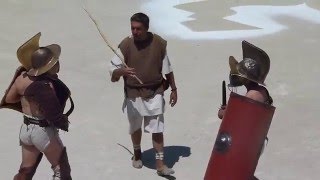 combat de gladiateurs Arles [upl. by Nyrol]