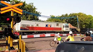 PALANG PINTU PERLINTASAN KERETA API JL LAYUR SEMARANG  KA AMBARAWA EKSPRES amp KA MUATAN BALLAST [upl. by Dohsar]