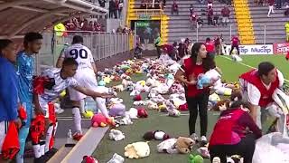 Actividad de los peluches en el Ricardo Saprissa se hizo viral en Costa Rica y el mundo [upl. by Marzi817]