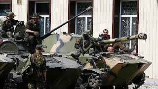 Blindados del Ejército ucraniano se pasan al bando prorruso en Slaviansk [upl. by Milone]